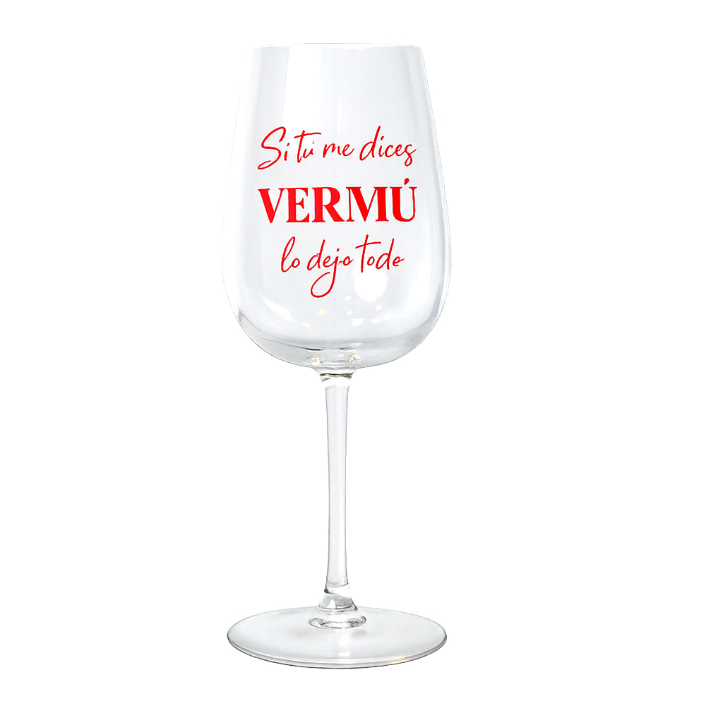 Copa con diseño divertido sobre vermú