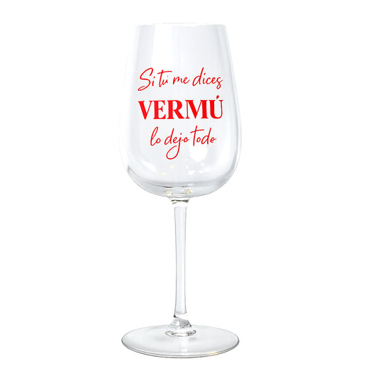 Copa con diseño divertido sobre vermú