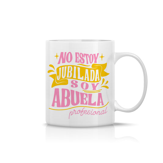 Taza divertida para abuela “No estoy jubilada, soy abuela profesional”