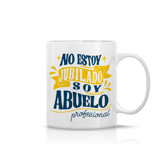 Taza “Abuelo Profesional” – No Estoy Jubilado (Diseño Tipográfico Azul y Amarillo)